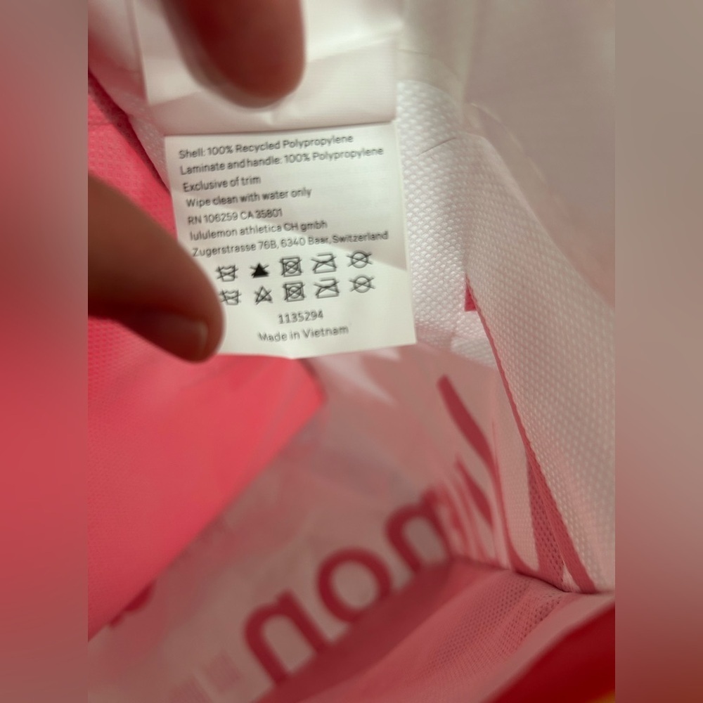 Lululemon Athletica Large Reuseable Red/White Tote Bag with snap - Picture 8 of 8